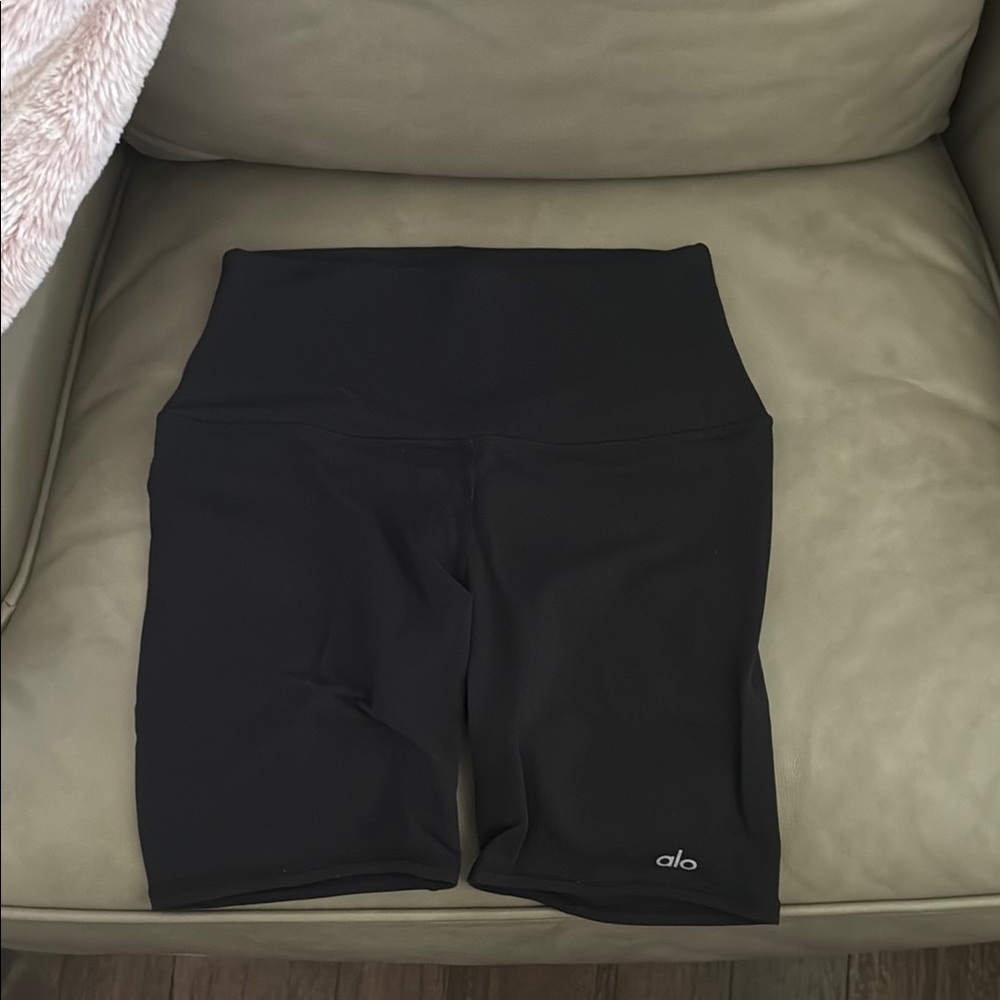 ALO Yoga Black 5 in. shorts